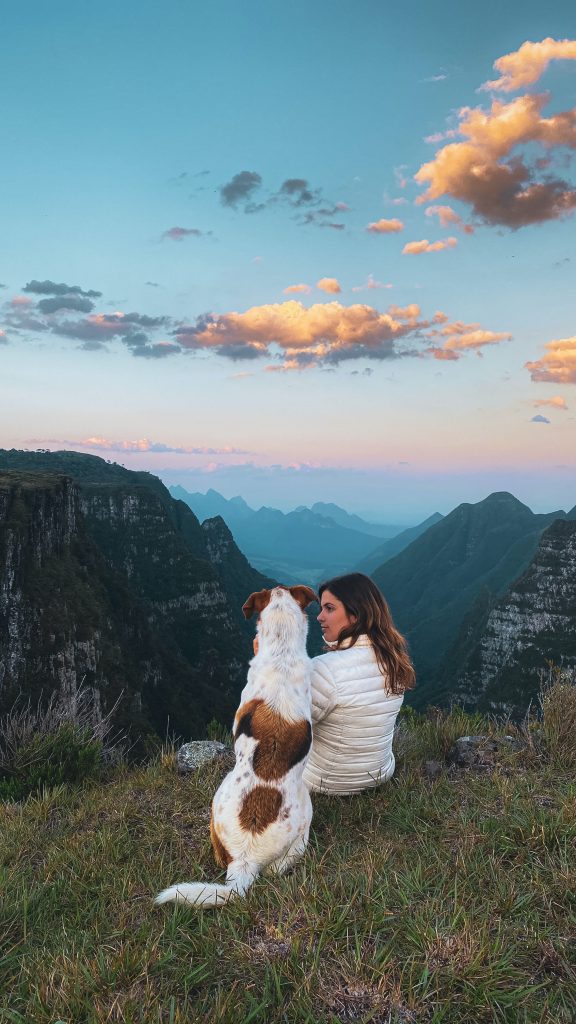 Visa para Viajar con Mascotas. Imagen de persona abrazando a su perro.