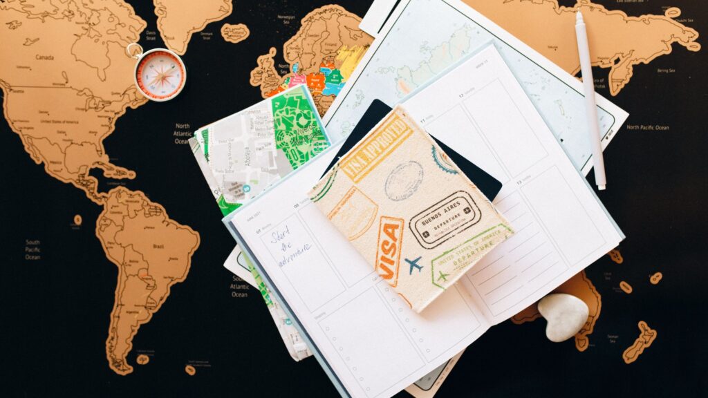 Visa sin complicaciones. Imagen que muestra una visa sobre un mapa mundi.